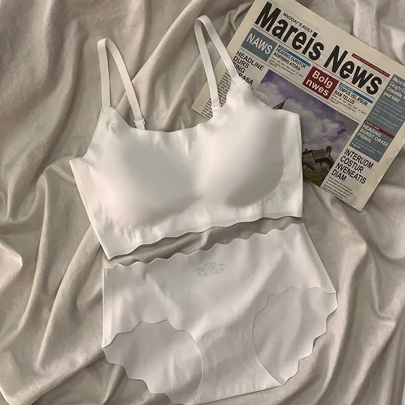 Seamless Scalloped Edge Bra and Panty Set for Women, Gray Black White Skin-Friendly Wireless Comfortable Lingerie Set